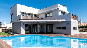 Fully decorated villa for sale with spectacular views in Menorca