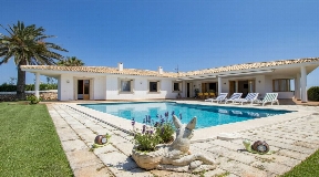 Extraordinary villa on Cala Llonga with an excellent view over the harbor