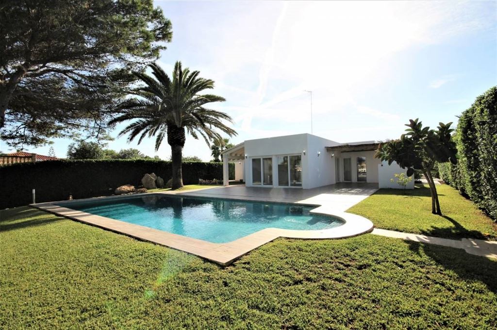 Ideal frontline Villa in Calan Brut with direct access to the sea