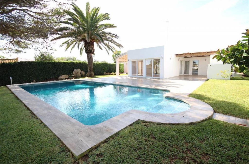 Ideal frontline Villa in Calan Brut with direct access to the sea