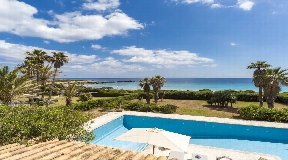 Astonishing property for sale in front of the sea