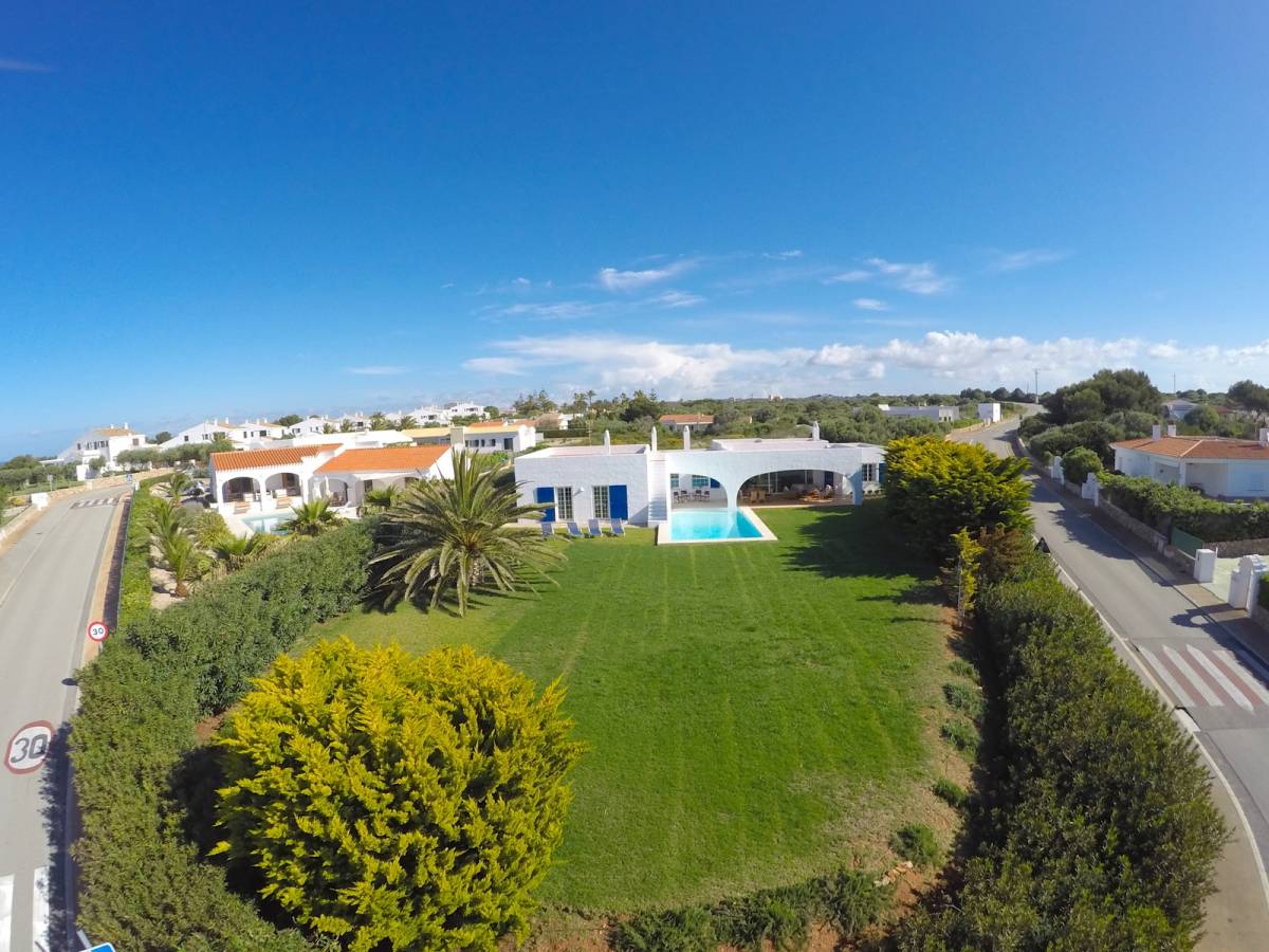 High quality detached villa with a large garden in Menorca