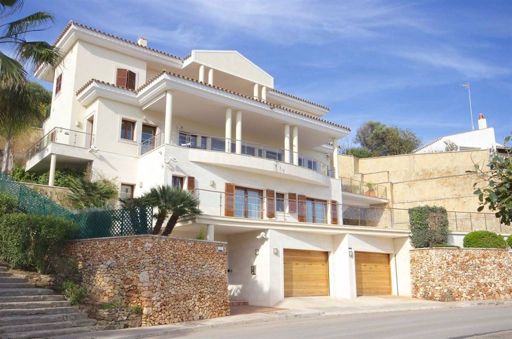 Luxurious front line villa for sale in Mahon with breathtaking harbor views