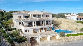 Luxurious front line villa for sale in Mahon with breathtaking harbor views