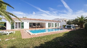 Lovely Villa for sale in Menorca with walking distance to a sandy beach in Arenal