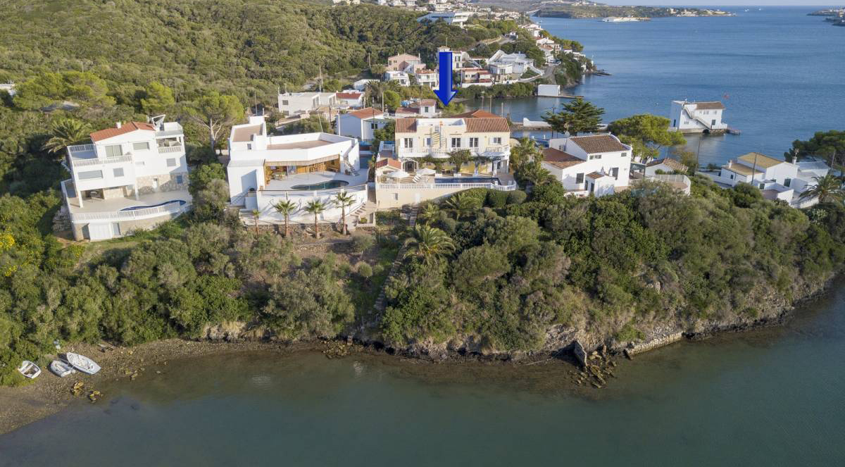 Villa in noble equipment in the port of Mahon on Menorca in Frontline for sale