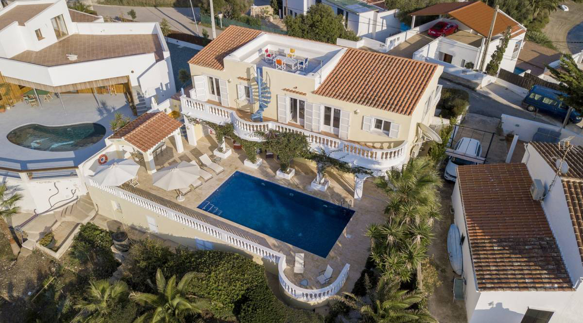 Villa in noble equipment in the port of Mahon on Menorca in Frontline for sale