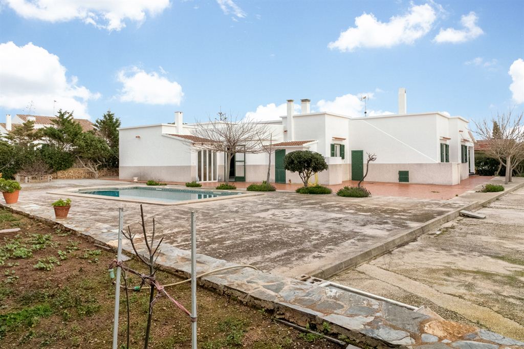 The fantastic villa for sale in Cales Piques