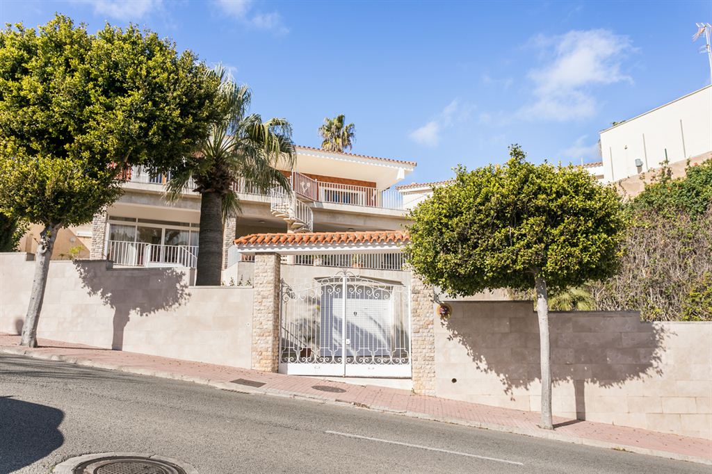 Modern huge villa with garden on the harbour of Mahon