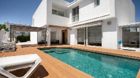 Nice villa situated a few meters from the center of Ciutadella for sale
