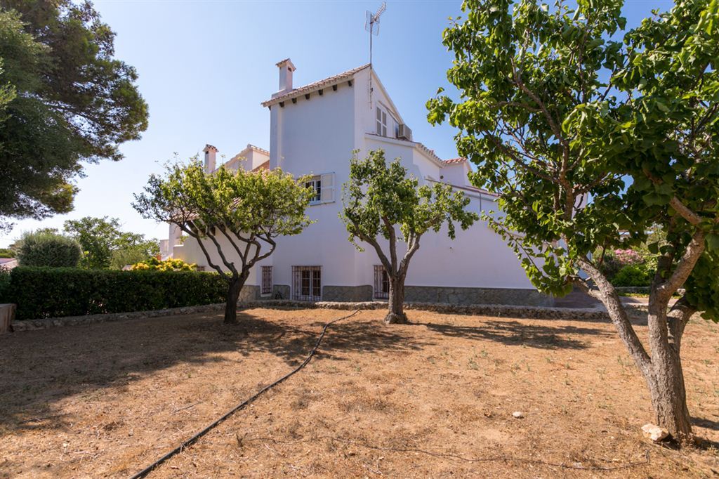 Great villa for sale with pool and garden near Mahón
