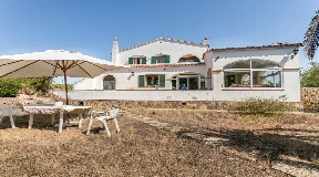 Beautiful country house for sale with pool and large plot in Mahón