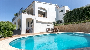 Amazing villa for sale with tourist rental license in Cala Llonga