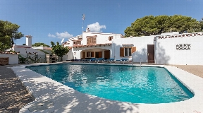 Viewable villa for sale in Cala Galdana with tourist license