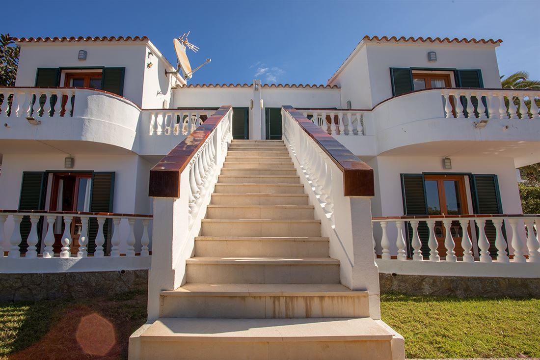 Spacious villa with 2 apartments, pool and sea views in Son Bou